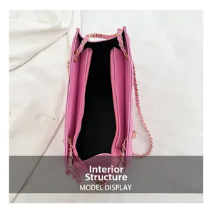 Détail des poches intérieures à double fermeture éclair et doublure du sac rose