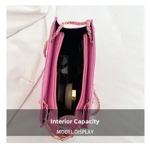 Vue de la grande capacité intérieure avec trois compartiments pour ce sac fourre-tout rose