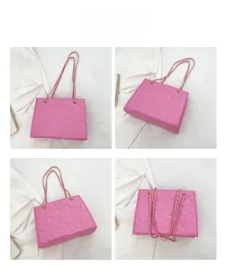 Détail du sac à bandoulière rose vif avec motif d'étoiles en relief et chaîne dorée