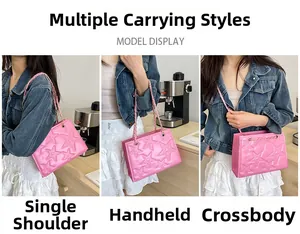 Sac bandoulière en similicuir rose avec gaufrage d'étoiles et bandoulière en chaîne