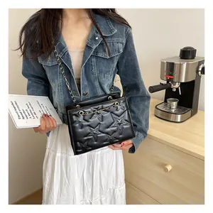 Sac bandoulière noir tendance avec motif d'étoiles en relief et sangle en chaîne
