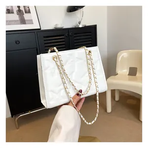 Sac bandoulière blanc carré avec texture étoile matelassée et chaîne dorée
