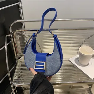 Bolso hobo creciente de cuero azul klein y tela vaquera con hebilla plateada moderna