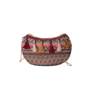 Boho τσάντα με αλυσίδα, γεωμετρική ύφανση και πολύχρωμες φούντες σε γήινους τόνους