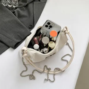 Détails de la capacité interne de ce sac à bandoulière plissé en cuir beige