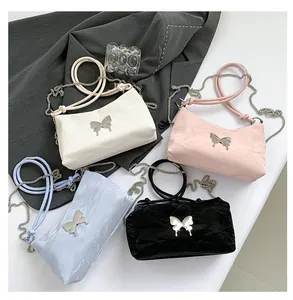 Détail de 4 petits sacs à nœud en couleurs ivoire rose bleu et noir pour femmes