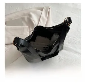 Draufsicht auf das geräumige Innere der schwarzen glänzenden Leder-Tote-Bag mit viel Platz