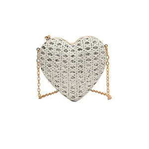 Sac bandoulière pailleté argenté en forme de cœur avec chaîne dorée et fermoir élégant
