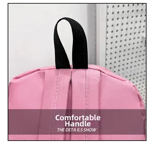 Gros plan sur la poignée noire durable et les coutures renforcées du sac à dos rose