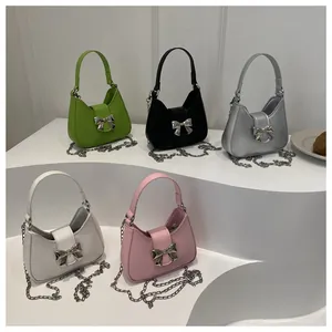 Mini sacs hobo chic avec détail nœud métallique et bandoulière chaîne en cinq couleurs