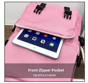 Détail du sac à dos rose montrant la poche zippée avant avec une tablette tactile