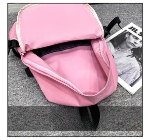 Vue détaillée de l'intérieur spacieux du sac à dos rose avec doublure et fermeture