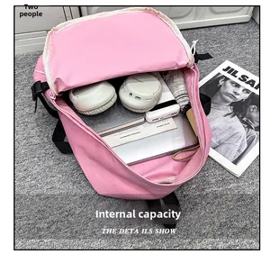 Détail intérieur du sac à dos rose montrant l'espace pour livres et tablettes