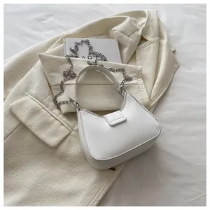 Détail du sac hobo blanc avec bandoulière chaîne argentée et fermoir à rabat aimanté