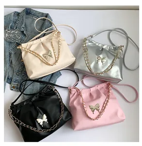 Collection de sacs seaux en PU en blanc cassé, argent, noir et rose avec fermoir papillon