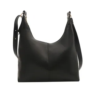 Minimalistische schwarze Leder-Einkaufstasche mit Ziernaht und Trageriemen