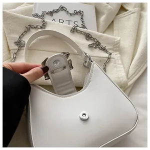 Détail du sac croissant blanc en cuir avec chaîne argentée et boucle en métal