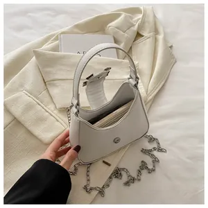 Détail du sac à main blanc montrant le fermoir magnétique et l'espace pour un smartphone