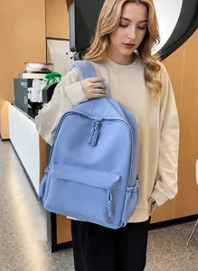 Gros plan d'un grand sac à dos en nylon bleu ciel avec fermetures éclair en corde tissée