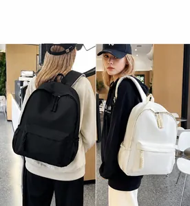 Comparaison détaillée des sacs à dos en nylon noir et blanc cassé avec tirettes en corde