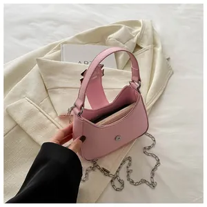 Détail de l'intérieur du sac à main demi-lune rose avec fermoir magnétique et chaîne