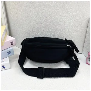 Détail du sac de poitrine noir pour enfants en nylon avec bandoulière et fermeture éclair