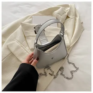 Détails du sac demi-lune argenté montrant l'intérieur et la bandoulière chaîne