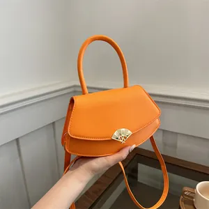 Sac à bandoulière chic en cuir orange avec fermoir doré et design élégant 2024