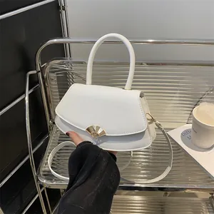 Sac bandoulière blanc demi-rond chic avec fermoir éventail doré et poignée rigide