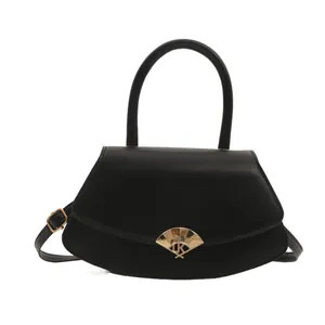 Sac à bandoulière en cuir noir avec fermoir doré en forme d'éventail et poignée ronde