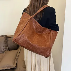 Brown woven tote bag with large capacity and retro minimalist style for daily shoulder wear