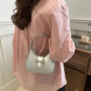 Sac à main argenté avec nœud design demi-lune et bandoulière chaîne élégante pour femme
