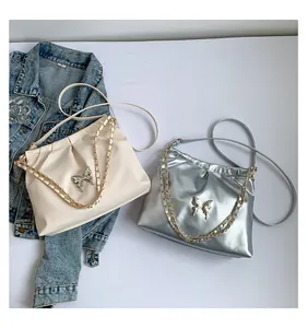 Détails de sacs seau en PU souple avec boucles papillon et bandoulières en chaîne
