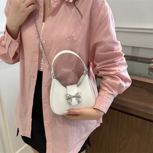 Petit sac à bandoulière en cuir PU blanc avec nœud en métal argenté et chaîne fine
