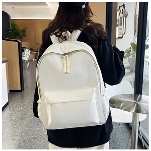 Détail du sac à dos blanc minimaliste en nylon avec fermeture éclair à corde tissée