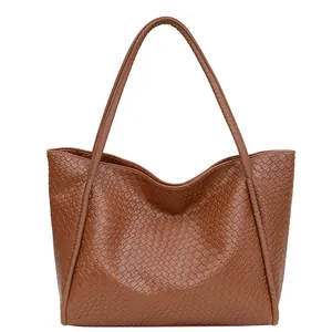 Brown woven tote bag with large capacity and retro minimalist style for daily commuting