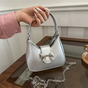 Sac à main chic argenté métallisé avec nœud et bandoulière chaîne pour femme