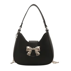 Sac hobo noir mat minimaliste avec boucle noeud argenté et bandoulière chic