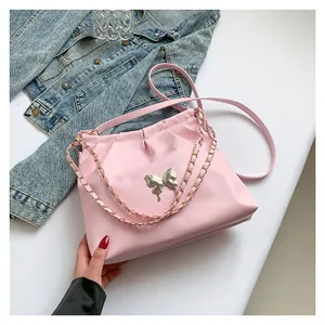 Sac seau en PU rose avec plis nuages élégants et détail de papillon en métal argenté