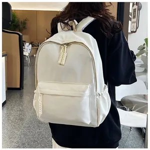 Détail du sac à dos en nylon blanc crème avec fermetures tressées et larges bretelles