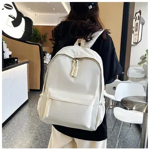 Détail du sac à dos minimaliste blanc cassé avec fermetures éclair tissées et poches