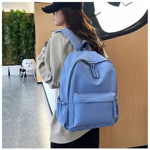 Détails du sac à dos bleu ciel minimaliste montrant les poches latérales et fermetures