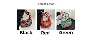 Dettaglio delle tre opzioni di colore della borsa hobo in nylon a fiori nera e rossa