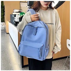 Détail du sac à dos bleu imperméable avec grande capacité et tirette de zip en corde