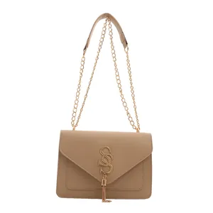Modische khaki PU-Umhängetasche mit goldener Kette und Metallquasten-Detail