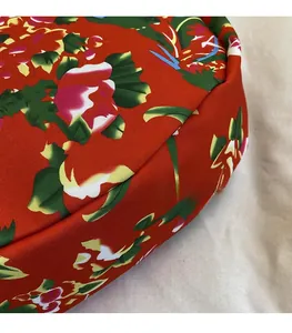 Dettaglio del tessuto in nylon rosso con motivo floreale cinese e cuciture resistenti