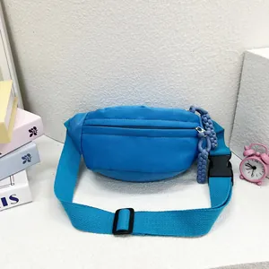 Sac bandoulière enfant bleu bonbon avec sangle réglable et boucle en plastique