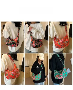 Diverse angolazioni di una grande borsa a mezzaluna in nylon floreale indossata da modella