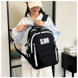 Detailansicht des schwarzen Rucksacks mit SJM-Buchstaben und breiten Schultergurten