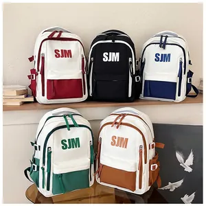 Detailansicht von Canvas-Rucksäcken in fünf Farben mit SJM-Buchstaben und Schnallen